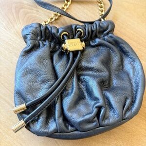 BADGLEY MISCHKA LEATHER BUCKET BAG ZIP TOP DESIGNER CROSSBODY MODERN LUXURY